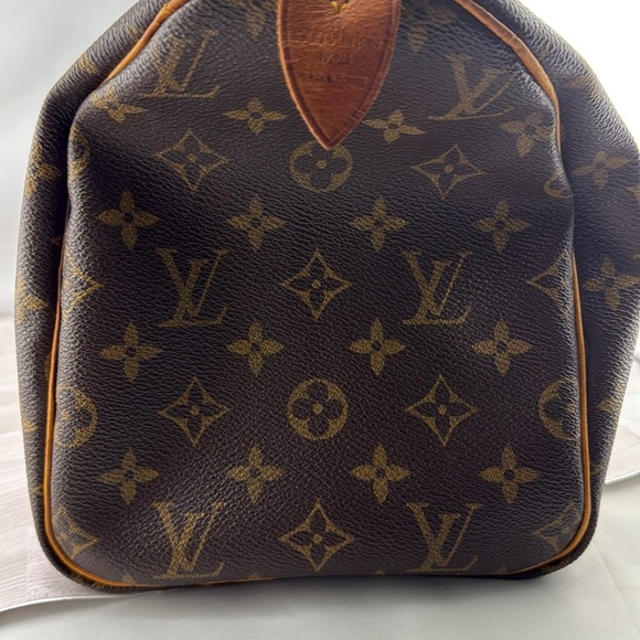 Louis Vuitton Speedy 30 Satchel with Iconic Monogram - Picture 11 of 13